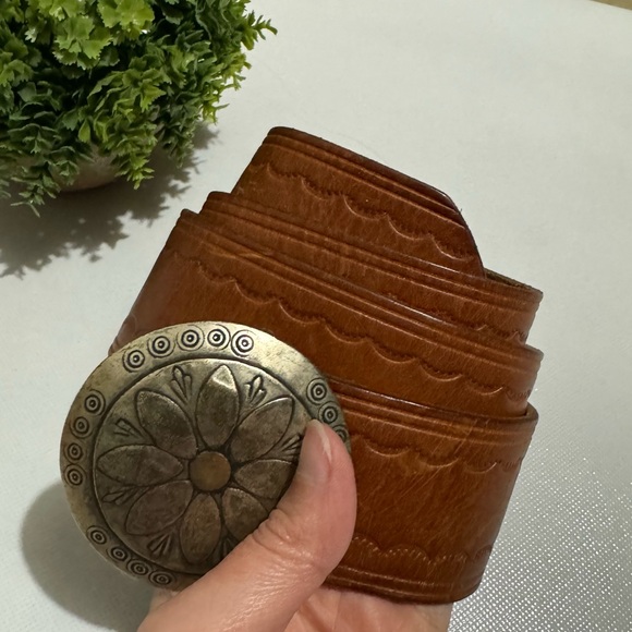 Fossil Tooled Leather Floral Belt Buckle Women’s Belt Size Medium Boho Western - Picture 3 of 6